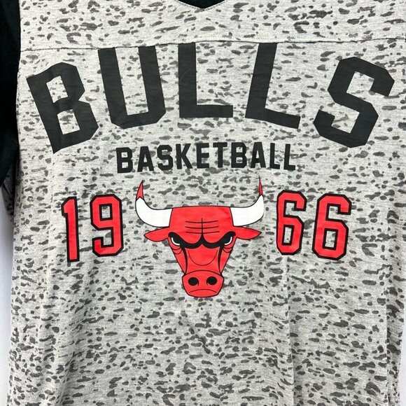 Chicago Bulls NBA Womens T-shirt Multicolor Gray Short Sleeve V-Neck Juniors L - Picture 9 of 11